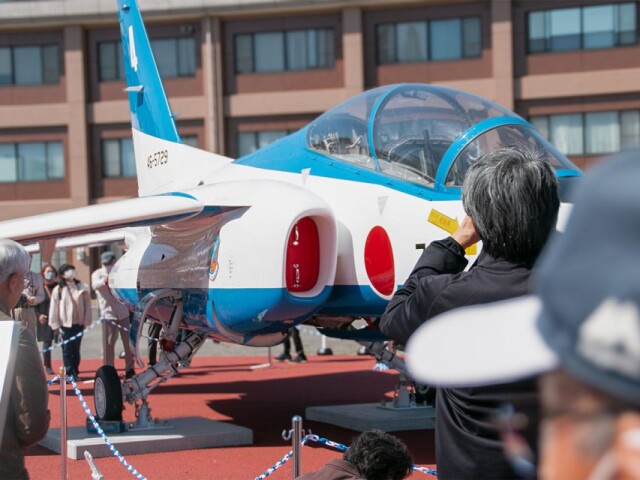 航空自衛隊熊谷基地でブルーインパルス機体展示　通年での一般公開始まる