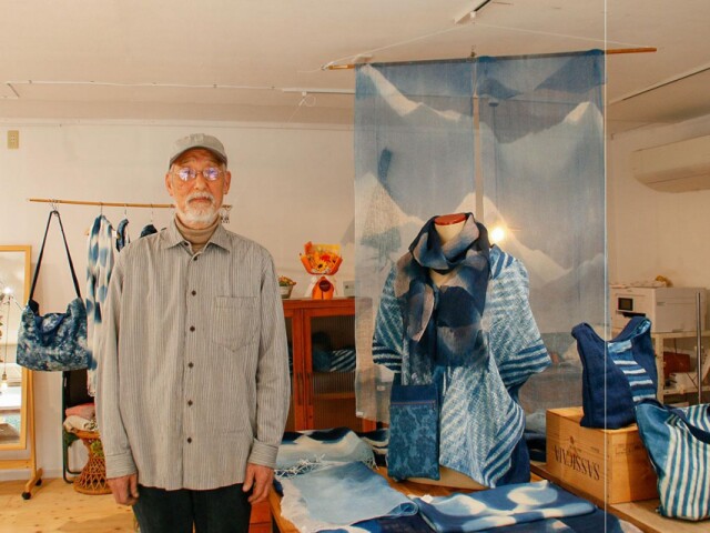 行田のシェアカフェで鈴木道夫さん「藍染め展」　日本の藍の色、感じて