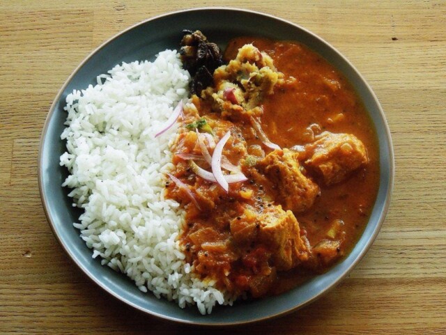 王子が岳で「カレー山荘」　カレーとアートの祭典、夜の野外ライブも