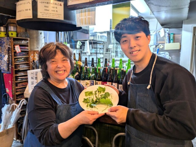 経堂・西通り「つきや酒店」角打ちで限定メニュー「ブドウの新芽の天ぷら」