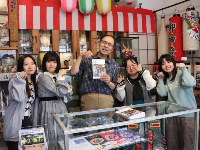 松戸・聖徳大学の学生がフリーペーパー「まるま」完成を取材先に報告