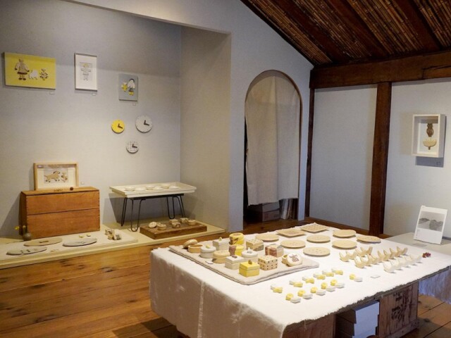 松本のギャラリーカフェで陶芸作家・金井三和さん個展　春を感じる作品200点