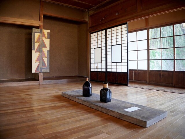 松本・岡田の古民家で「風のおとずれ」展　三代澤本寿の作品を体感できる空間