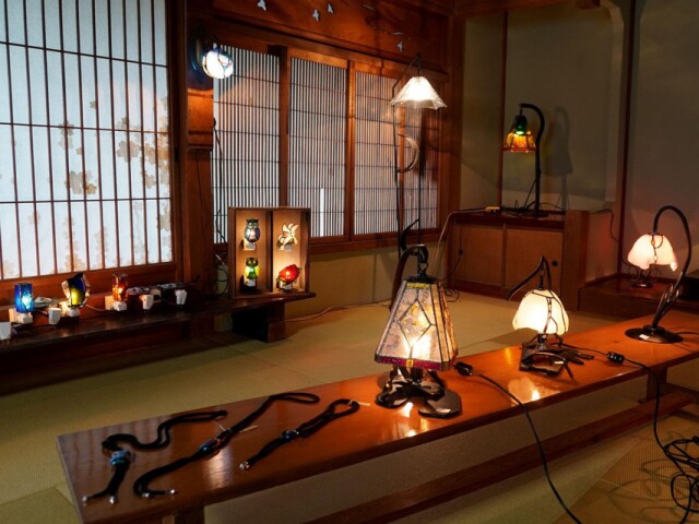 松本で山口利一さんステンドグラス展　新旧織り交ぜた作品100点超