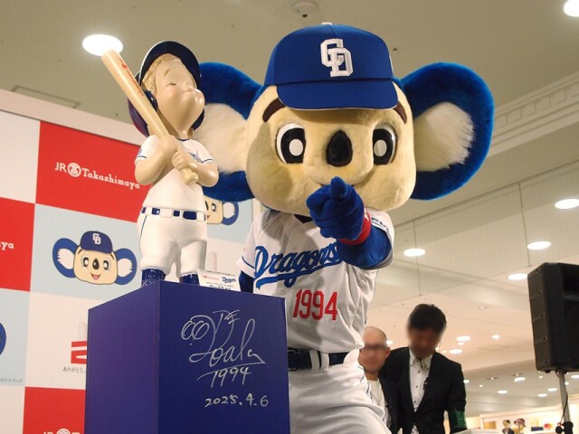 名古屋タカシマヤに中日ユニホーム姿の「ローズちゃん」　ドアラが除幕式