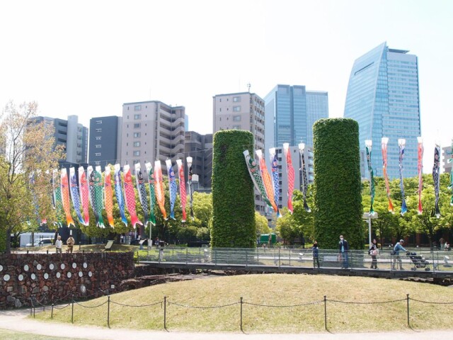 名古屋・ノリタケの森にこいのぼり50匹　シンボル煙突モニュメントの間泳ぐ