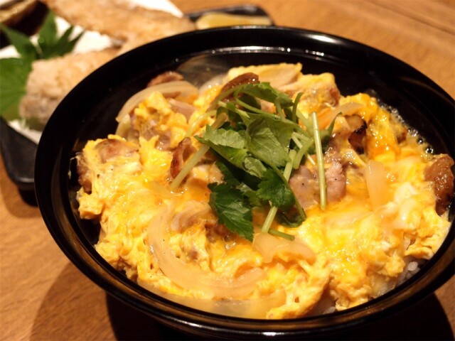 名駅に純系名古屋コーチン料理専門店　「炭焼き親子丼」や焼き鳥など
