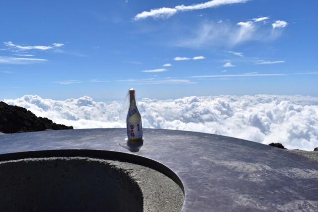 富士山頂と駿河湾海底で熟成した純米酒セット、富士宮の酒造会社が販売