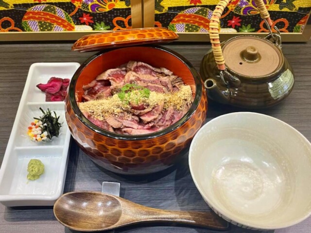 中野駅北口白線通りの牛専門店「牛誠」が1周年　「ひつまぶし」を主力に