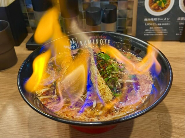 中野ブロードウェイ東側に「神の手」　シビ辛みそラーメンと鉄板焼き売りに