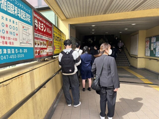 京成津田沼駅で定期券購入に長蛇の列　市内高校入学式・始業式を受け