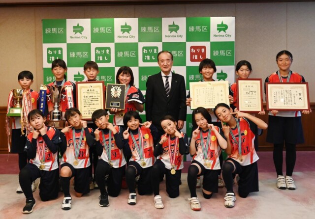 小学生ソフトボールチーム「石神井スマイル」区長表敬訪問　全国大会初優勝で