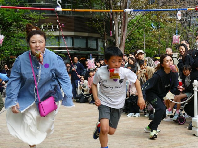 日本橋で「第2回ぱん食い競争」　407人が参加、リレー競技も