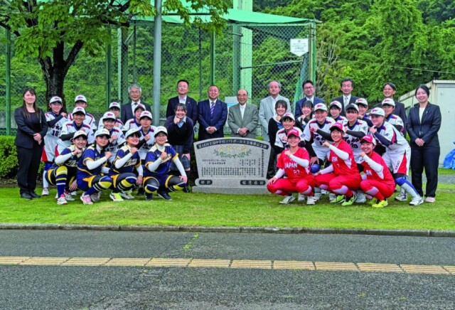 東海大菅生中等部ソフトボール部　全中優勝の快挙たたえ記念碑除幕