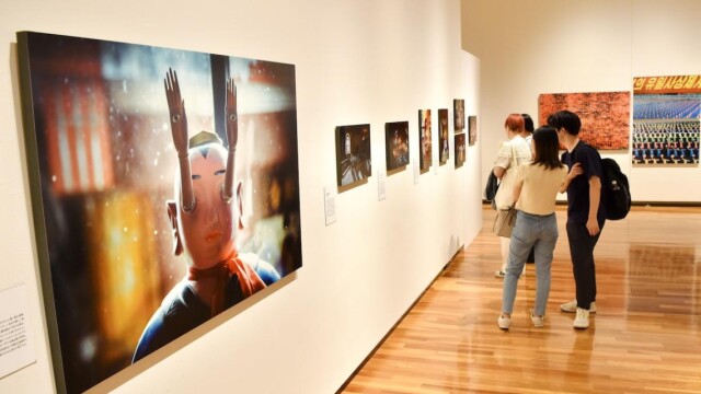 大分市美術館で写真家「佐藤健寿展」　世界の奇妙な文化や風俗などずらり