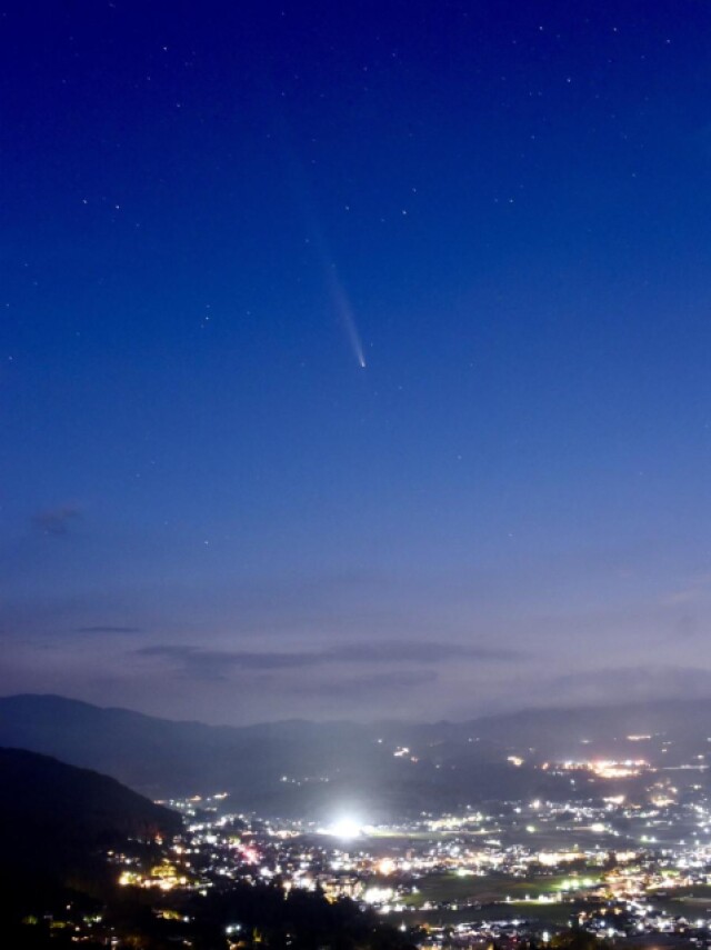 温泉街の夜空にほうき星　紫金山・アトラス彗星、大分・由布市でも