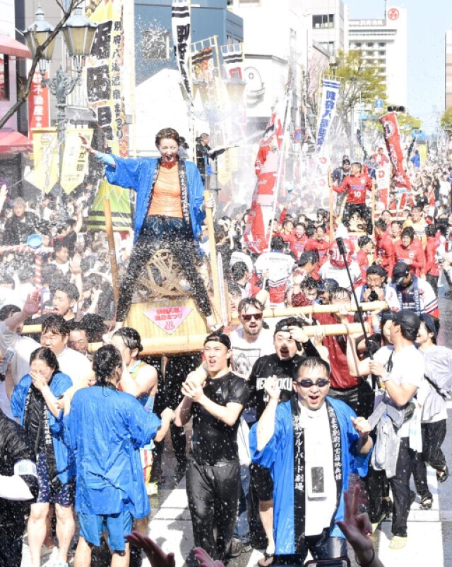 別府で「湯ぶっかけまつり」　市民も観光客も温泉でずぶぬれ