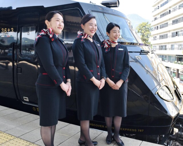 JAL客室乗務員がJR九州観光列車で「おもてなし」　空と海の垣根を越え