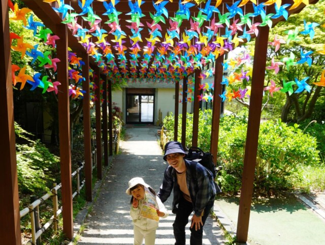 八幡山ロープウエー山頂に風車の通り抜け　御朱印スタンプラリーも