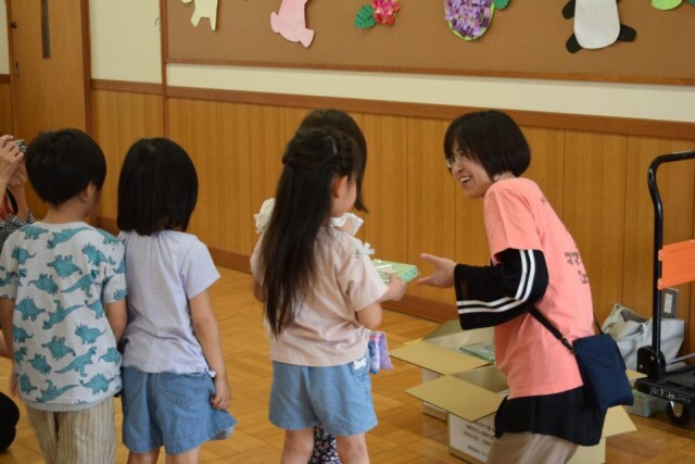 ピースマム、近江八幡・竜王町の園児に滋賀の魅力伝えるかるた贈呈