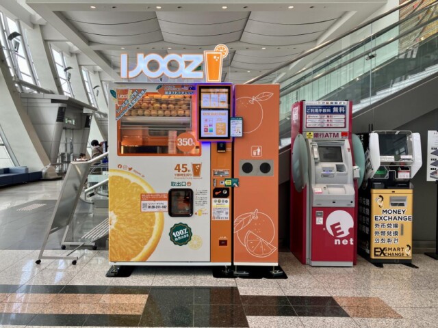 佐賀空港にシンガポール発・生搾りオレンジジュース自販機　佐賀初設置