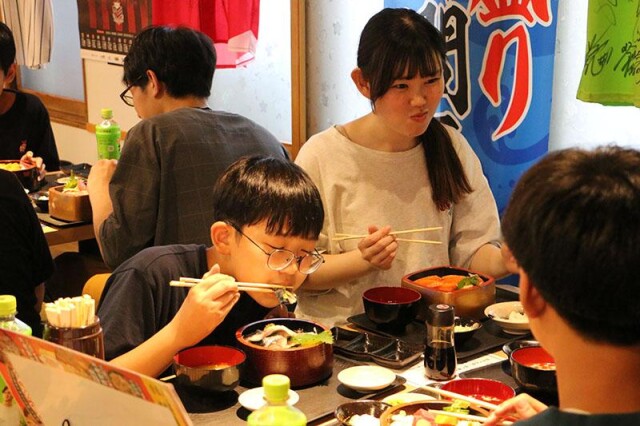 札幌・新琴似で「こども食堂」　地域の協力得て海鮮丼を振る舞う