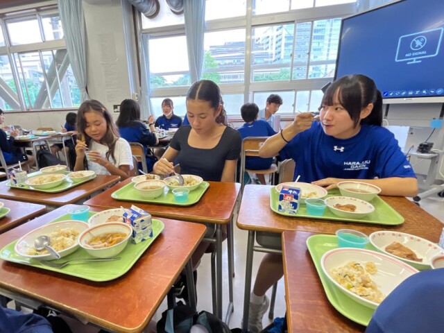 渋谷区立原宿外苑中学でハワイアン給食　姉妹都市提携の一環で