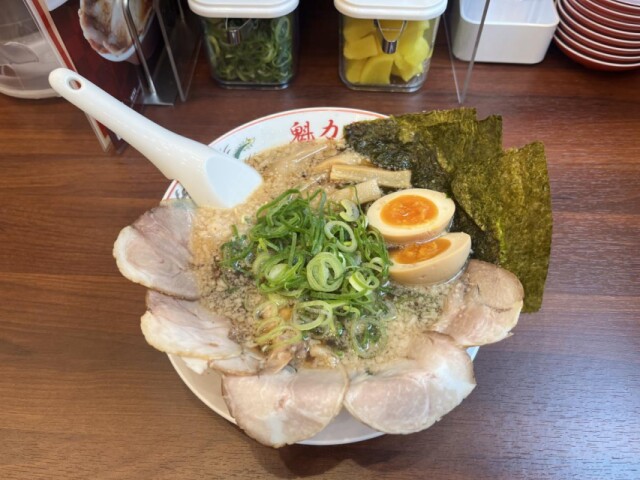 渋谷・宮益坂に京都発背脂しょうゆラーメン「魁力屋」　渋谷エリア初出店