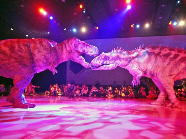渋谷で恐竜ライブショー「ディノサファリ」　羽毛生えた「若い」ティラノも