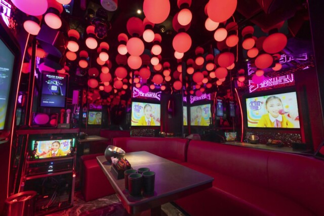 渋谷センター街に中国発「スターカラオケ」　全4フロア、華美な演出売りに