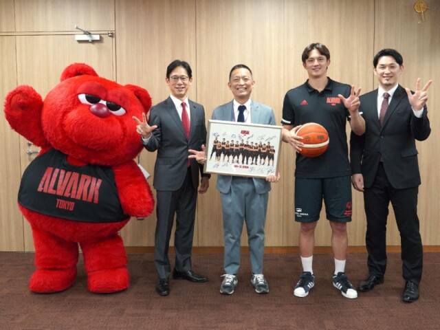 アルバルク東京のテーブス海選手、渋谷区長を表敬訪問　9季の支援に感謝
