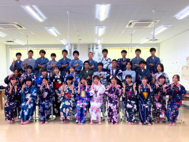 下田の中学生が浴衣着付け体験　着物に触れて和の心学ぶ