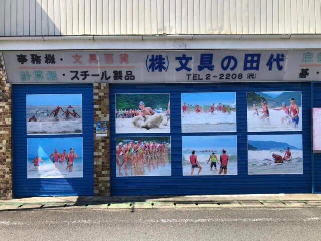 「下田フォトストリート」始まる　海とライフセーバーの写真を街なかに展示