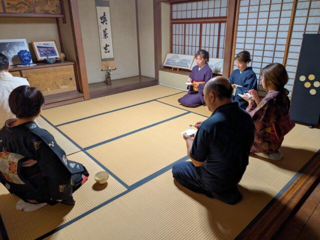 下田のなまこ壁の家で「お月見会」　地元和菓子店と呉服店が協力して開催