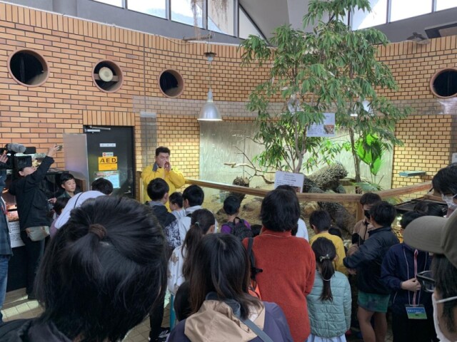 「iZoo」見学会に親子連れ47人　普段見られないバックヤードも公開