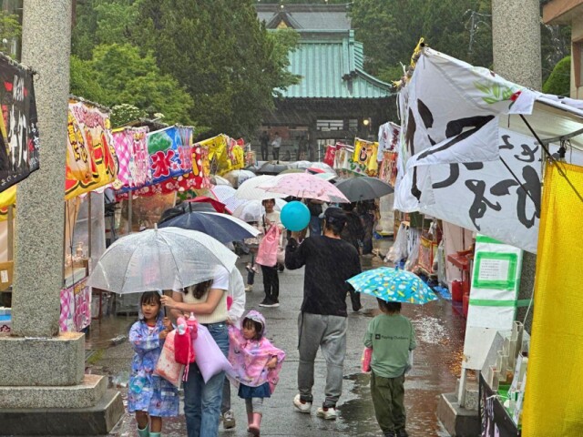 雨に負けず「黒船祭」2日目　公式パレード中止も屋台や再現劇にぎわう