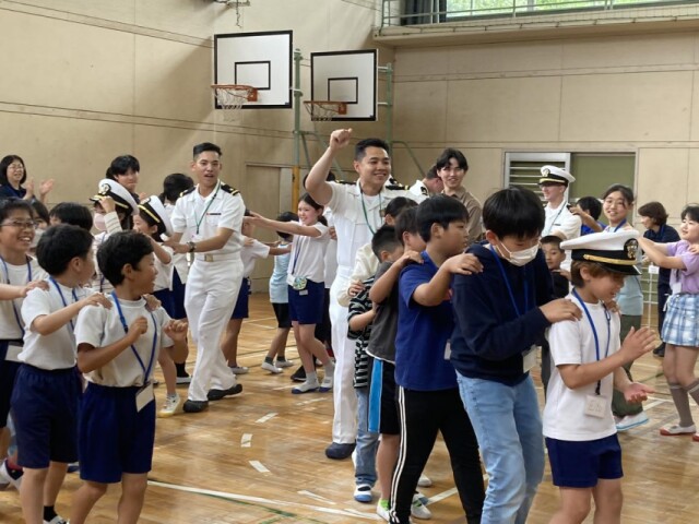 下田の小学生、米海軍兵とゲームや給食楽しむ　「黒船祭」に合わせ国際交流