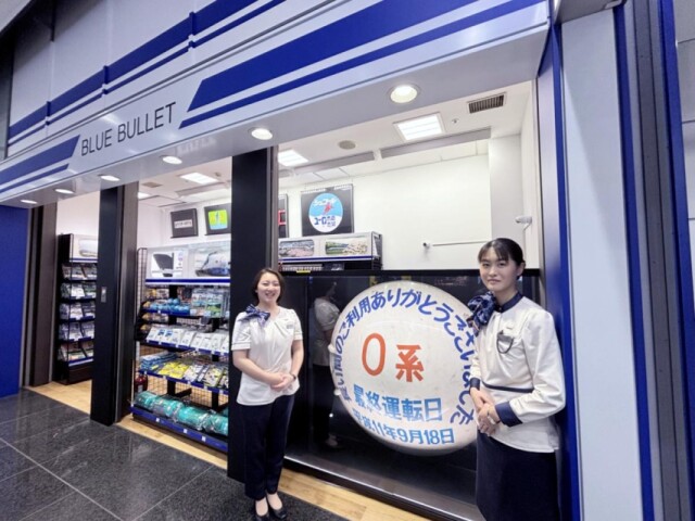 品川駅構内に鉄道グッズ店「ブルーバレット」　新幹線パーサーが接客