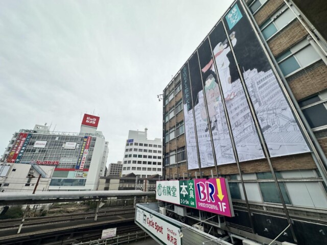 藤沢駅前「名店ビル」に松本大洋さん描き下ろし懸垂幕　名店シンブン新号も