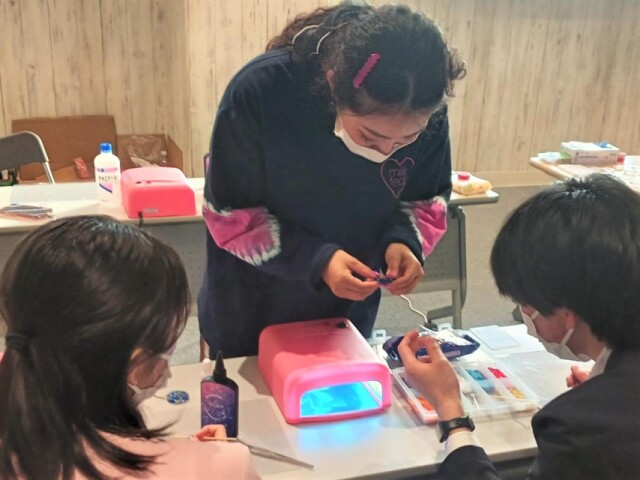 湘南藤沢オーパでエコアート体験　ペットボトルキャップでアクセサリー作る