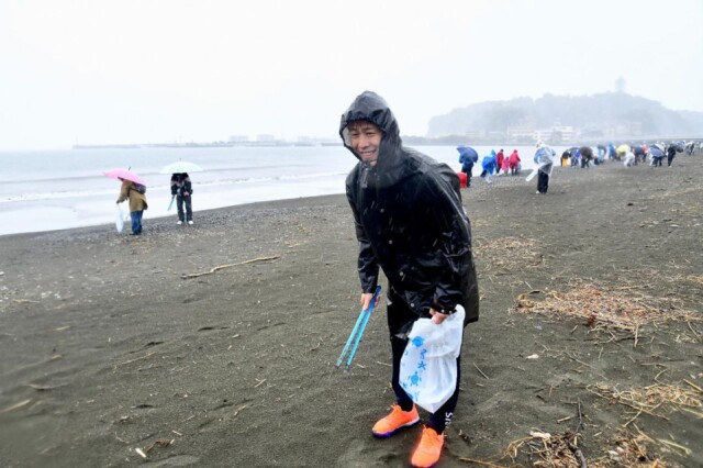 江の島で「海さくらゴミ拾い」　土砂降りの中、柿谷曜一朗さんら300人参加