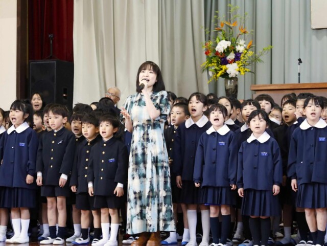 光市・大和小学校が開校式　川嶋あいさんが校歌を披露