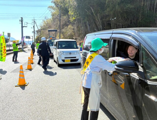 下松・花岡パーキングエリアで交通安全運動　交通マナー順守呼びかけ