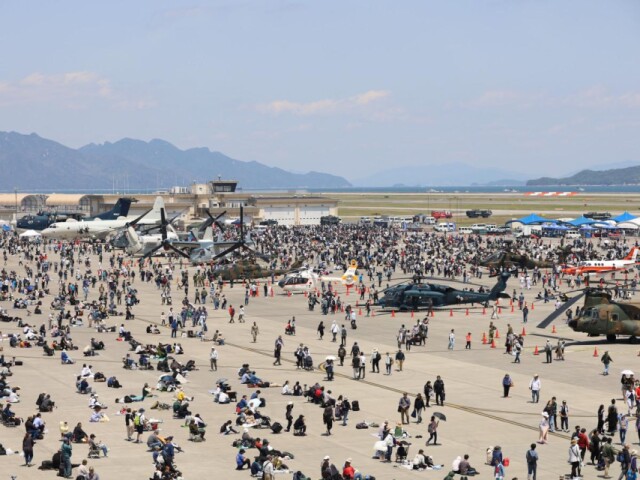 岩国でフレンドシップデー　13万人来場、日米交流や飛行展示を楽しむ