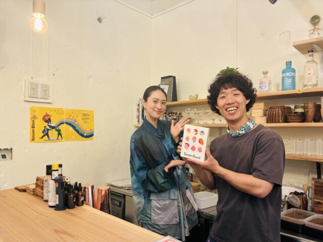周南・スズメスタンドでアート企画展　作品展示やコラボドリンクの提供も