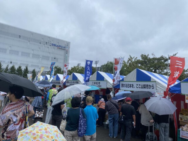 錦糸公園で「すみだまつり」「こどもまつり」　雨の中、来場者でにぎわう