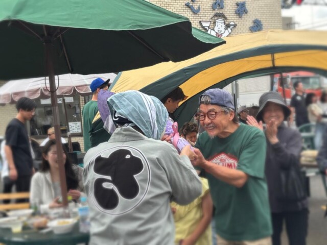 立川「ふじみ食堂」でフェス　DJとおはやしで店主の古希祝う