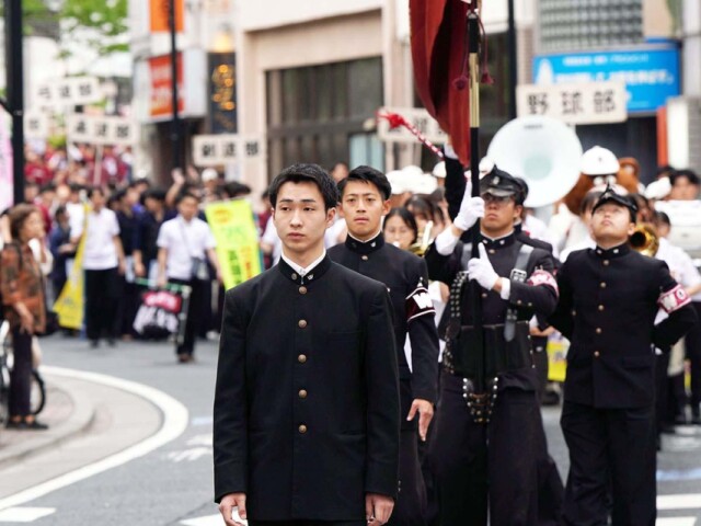 早大「体育各部新入部員パレード」　早稲田の街を行進、沿道から多くの声援
