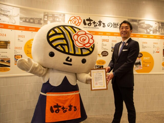 「うどん脳」がはなまるうどんの宣伝隊長に　高松の本社で任命式