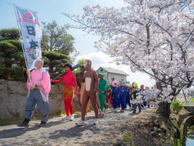 犬・サル・キジも出発進行　高松・鬼無町で「桃太郎コスプレウオーキング」